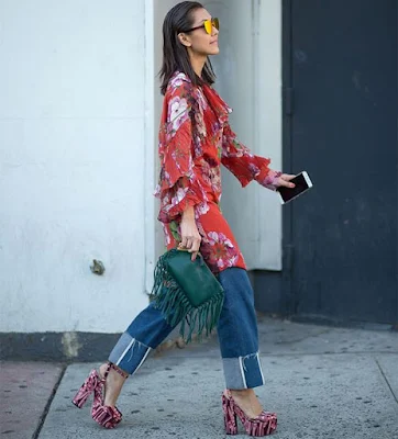 A combinação do vestido por cima da calça já apareceu nas passarelas e nos looks das fashionistas.