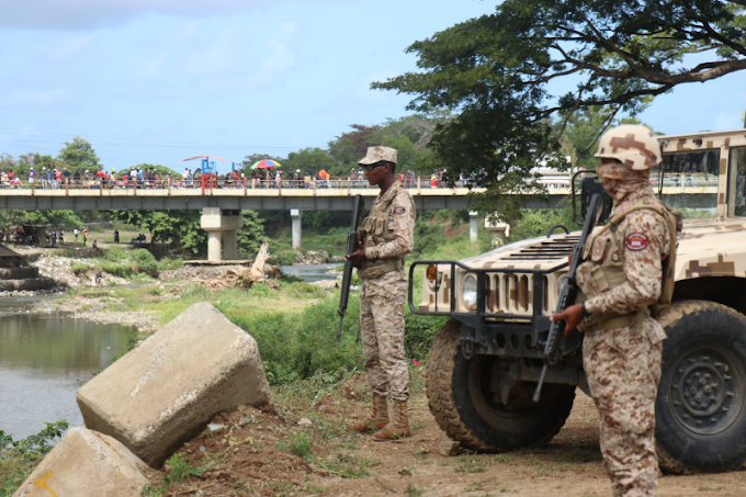 Soldados de las fuerzas del Cesfront en alerta en la frontera por Dajabón