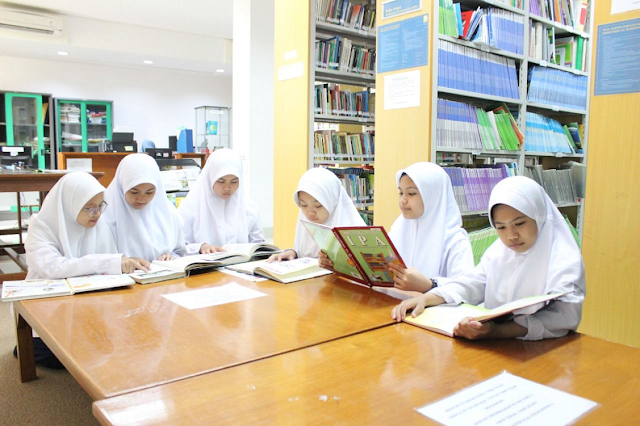 Santri Putri Pondok Pesantren Al hamidiyah - Bogor