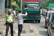 Dishub Jakarta Barat Dibantu Kanit Lantas Polsek Cengkareng dan Babinsa Memantau Perkembangan Lalin Pasca Macet