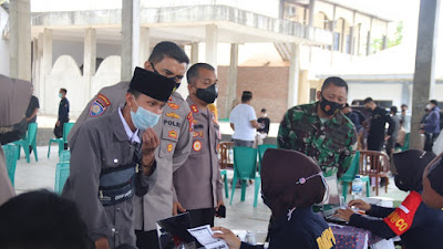 Polda Banten dan Akabri 99 Banten Vaksin 730 Santri di Baros