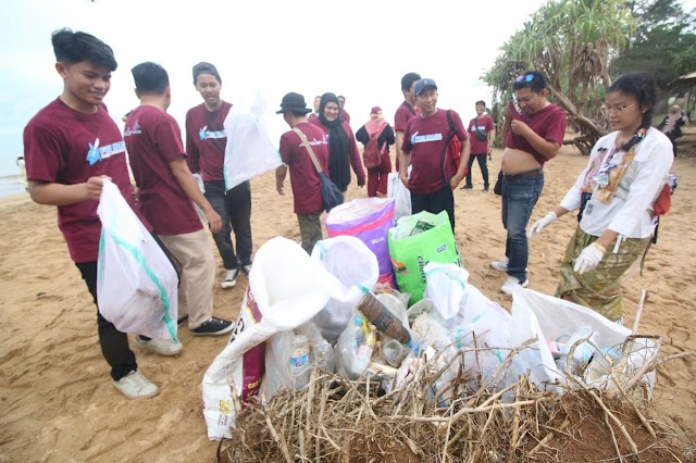 Bersama Akbari, FWE Kalsel dan Berbagai Komunitas Peduli Lingkungan Lakukan Aksi Bersih-Bersih di Pantai Turki