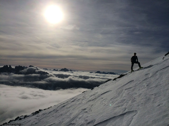 Superficie della neve irregolare, formata da vento e sole, in alta quota. Cresta Carnica (Foto: 04.01.2022)