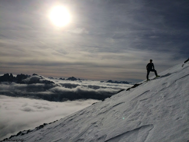 Eine von Wind und Sonne geprägte und dadurch ebenso unregelmäßige Schneeoberfläche in größeren Höhen. Karnischer Kamm (Foto: 04.01.2022)