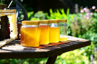 https://pixabay.com/photos/honey-jars-harvest-bees-garden-352205/