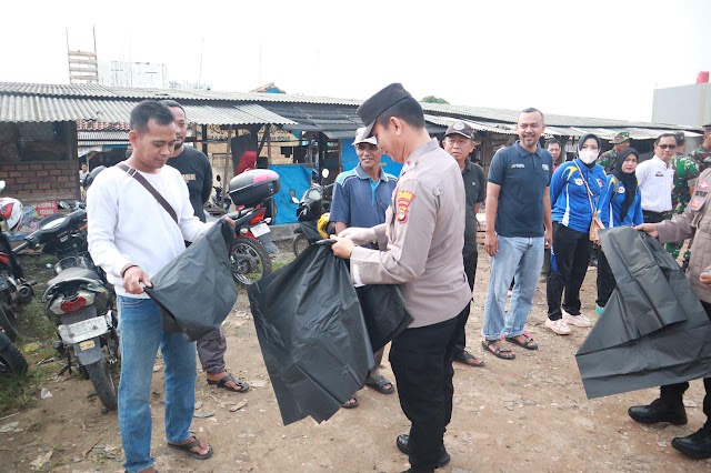 Polres Tulang Bawang Bersama TNI dan Warga Bersihkan Sampah di Terminal Pasar Unit 2