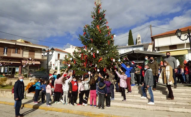Μικροί μαθητές στόλισαν το Χριστουγεννιάτικο δέντρο της Κοινότητας Λυγουριού