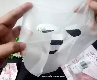 Sheet mask dengan serum pencerah wajah.