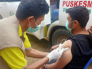 Polsek Maiwa Enrekang Pantau Langsung Pelaksanaan Vaksinasi Covid 19 di Desa Tuncung