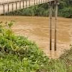 Tiga beranak dikhuatiri lemas, kereta terjunam dalam sungai