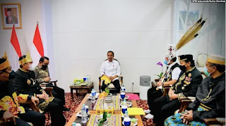 Presiden Jokowi bertemu tokoh masyarakat dan adat Kaltim di Bandara Internasional Sultan Aji Muhammad Sulaiman, Balikpapan