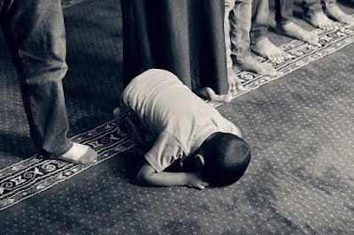 Anak sedang berdoa