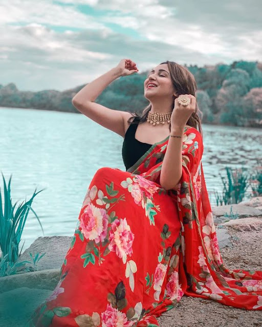 simple red saree