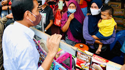 Presiden Berikan Tambahan Modal bagi Pedagang di Pasar Baru Tanjung Enim