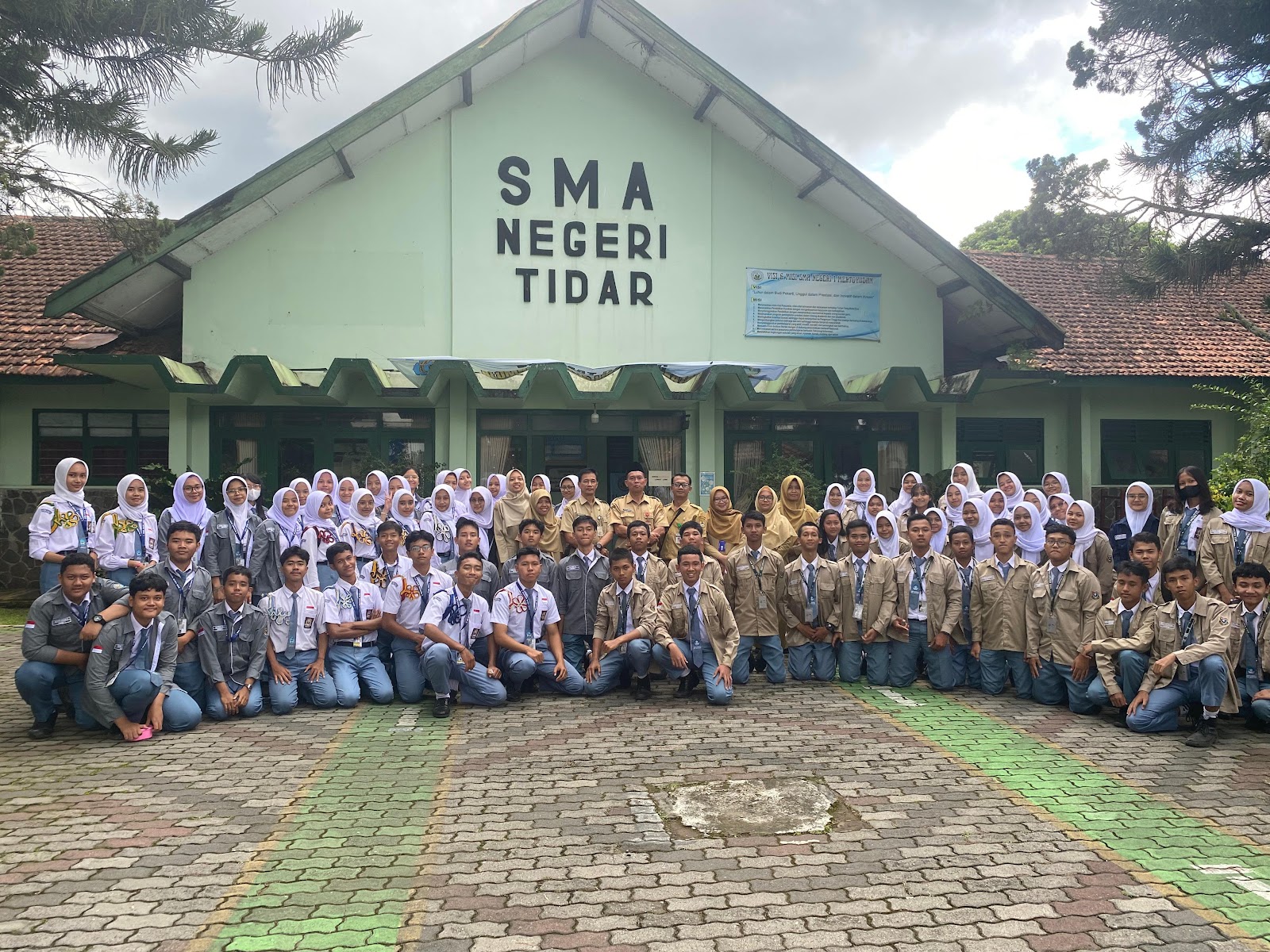 Study Banding SMA N 1 Mertoyudan dan SMA N 1 Candimulyo