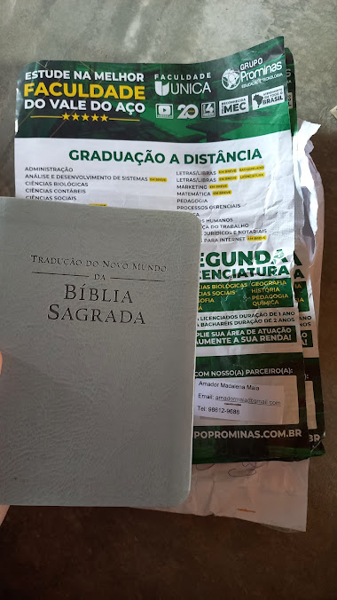Jarli Silva, da cidade de Limoeiro do Norte, no estado do Ceará, feliz com a bíblia gratuita.