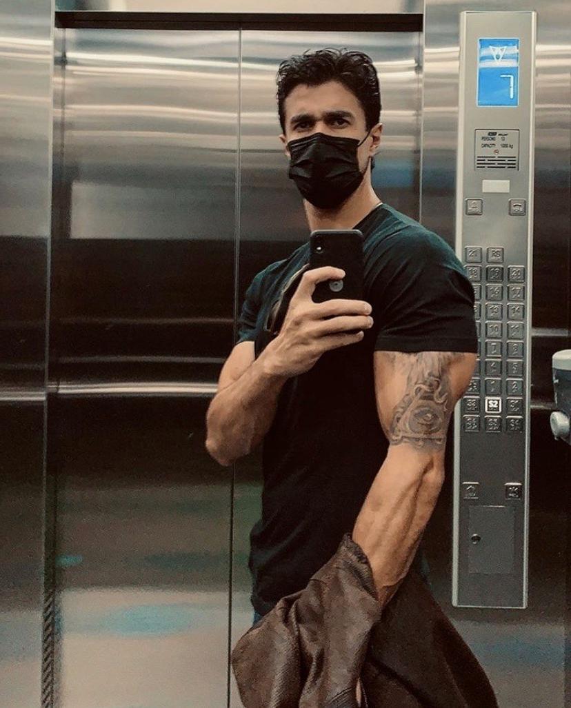 strong-masculine-elevator-dude-masked-face-huge-arm-biceps-selfie