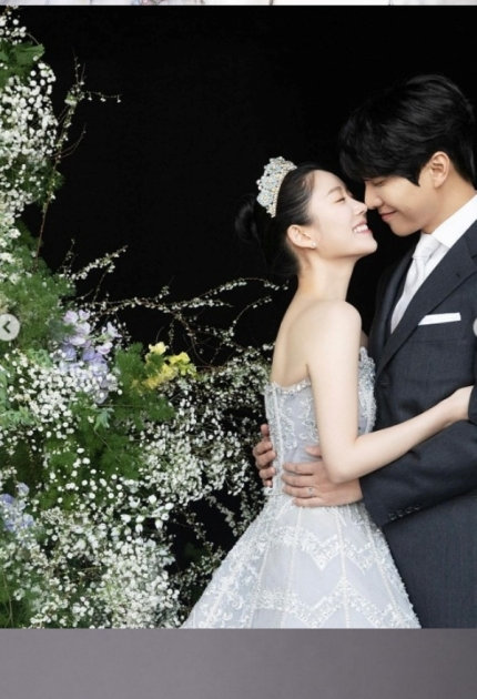 [instiz] LEE SEUNGGI ♥ LEE DAIN, REVEALS WEDDING PHOTOS AFTER 1 YEAR OF MARRIAGE… FIRST PICTURE OF THEIR DAUGHTER