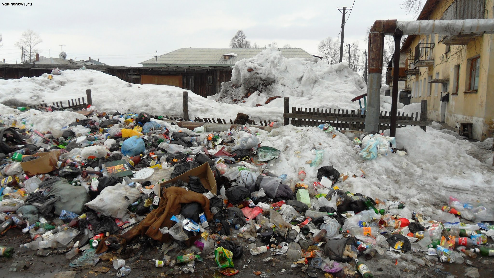 Помойка возле дома, Клубная 21 Ванино (фото © www.vaninonews.ru) /  Ванино, возле дома по улице Клубная 21. Помойка стала ещё больше