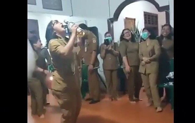 Sebuah video viral di sosial media yang menunjukkan sebuah pesta dimana telrihat beberapa HEBOH Video PNS Wanita Joget Pesta Sambil Nenggak Miras