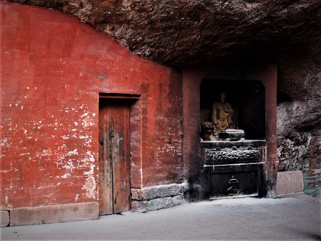 Циюньшань,  храм в скалах