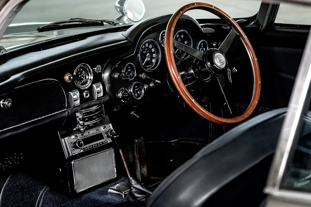 1963 – 1965 Aston Martin DB5 (7) instrument cluster and central console.