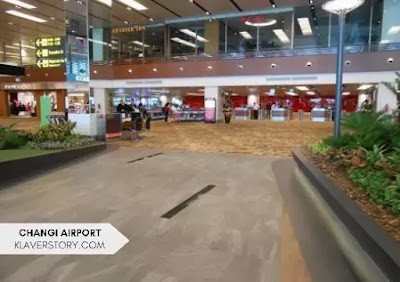 situasi bandara changi singapura yang lenggang, nyaman untuk saat menunggu keberangkatan pesawat, dan bisa belanja