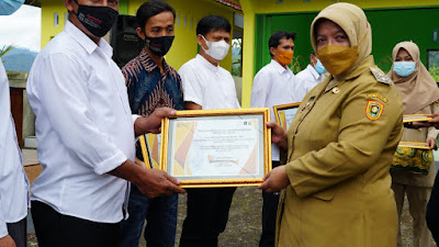 Wabup Yuli Hastuti Serahkan Hasil Pembangunan Sanitasi