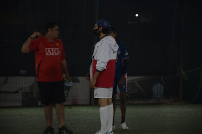 Kartik Aaryan clicked playing football in Juhu