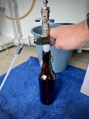 Counter pressure bottle filler - Clamp-lock for beer bottling