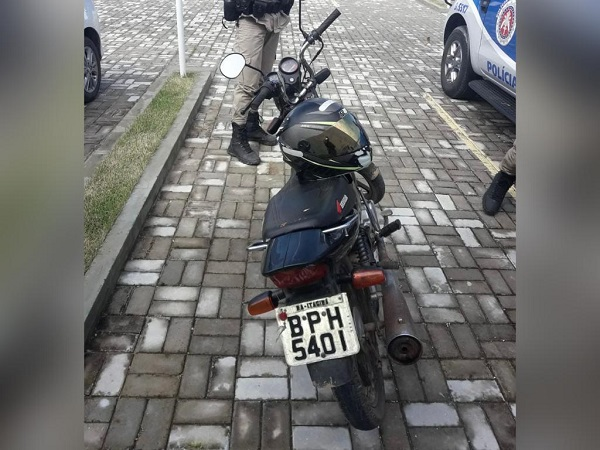 PM apreende motocicleta que utilizava placa de fusca em Itagibá