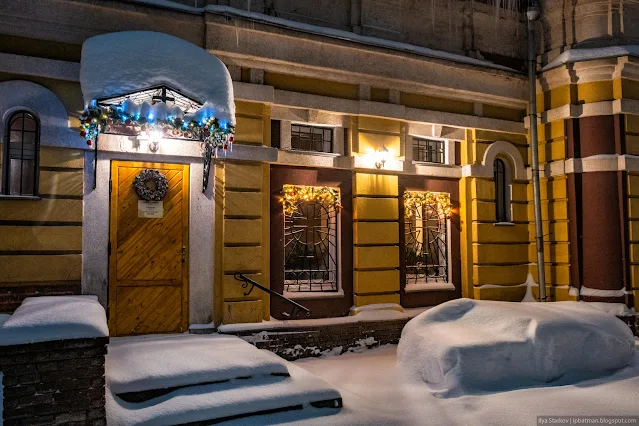 Рождественское украшение на входе в здание