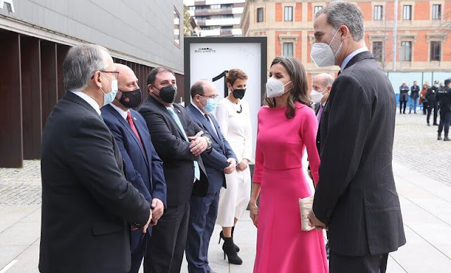 Queen Letizia wore a fuchsia midi dress from Moises Nieto. Tous ruby and emerald earrings. Magrit clutch and pumps