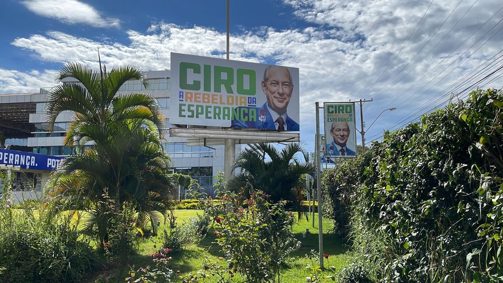 Outdoor com slogan de pré-candidato Ciro Gomes na sede do PDT em Brasília©Gustavo Garcia/g1