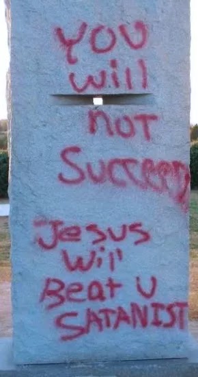 Las piedras guias de Georgia vandalizadas con graffiti.