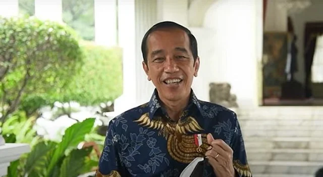 Jokowi Pamer Kuliner Makassar, Netizen: Kapan ke Sintang? Biasanya Gercep Foto kalau Ada Bencana