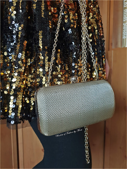 Złota torebka na łańcuszku Parfois, cekinowa spódnica Pepco