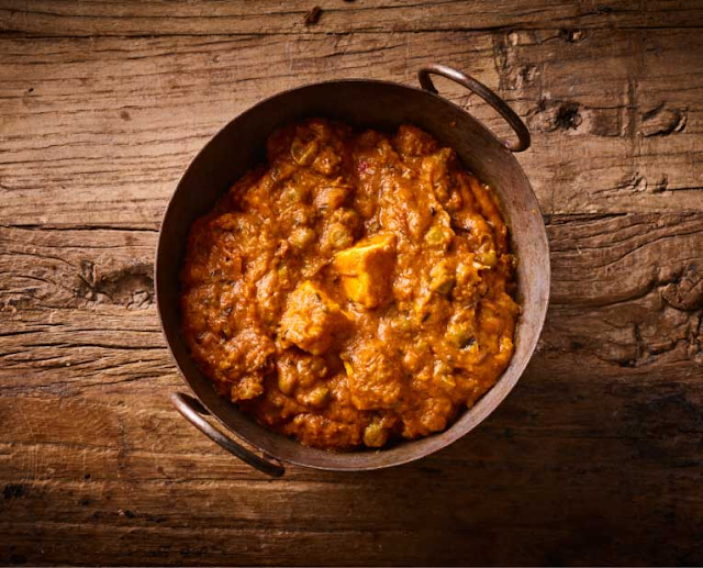 Sweet green peas & stir-fried paneer in a curry with ginger, garlic, turmeric & fenugreek