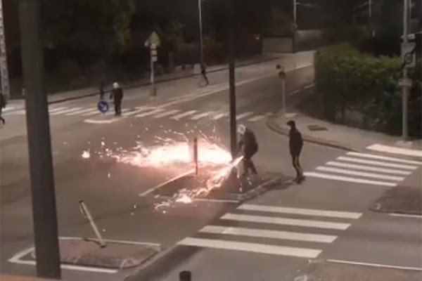 [VIDEO] Oyonnax (Ain) : Des caméras de surveillance détruites à la disqueuse par un groupe d’individus