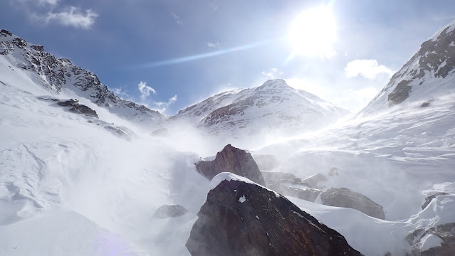 Il vento tempestoso in montagna causa un notevole trasporto della neve fresca e di quella preesistente a debole coesione. (Foto: Servizio valanghe Alto Adige, 17.02.2022)