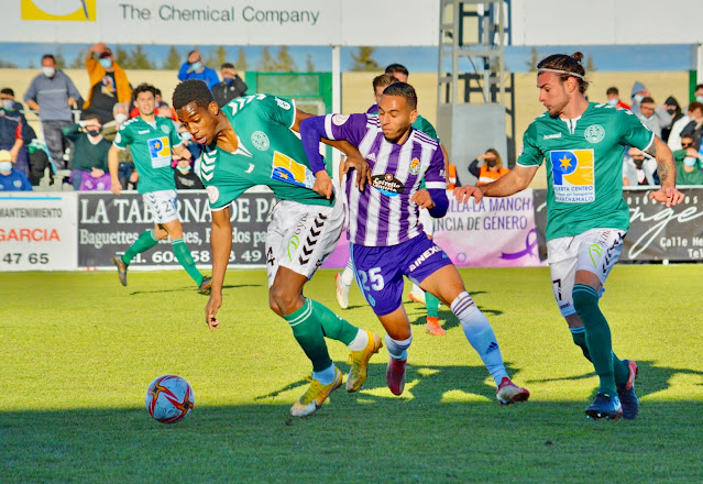 Christian, Anuar y Rafa pugnan por el balón. C. D. MARCHAMALO 0 REAL VALLADOLID C. F. 1 Martes 30/11/2021, 16:00 horas. Copa del Rey, primera eliminatoria a partido único. Marchamalo, Guadalajara, campo municipal de La Solana.