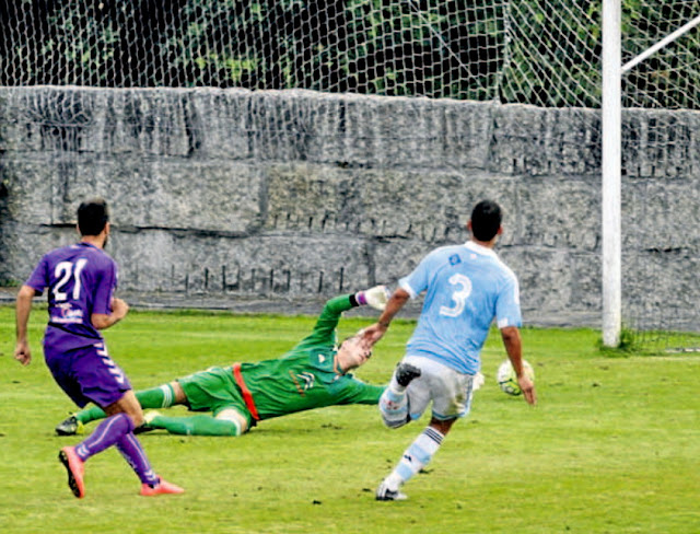 Guzmán marca el segundo gol del Valladolid ante Samu y con el meta celtiña Néstor en el suelo. REAL CLUB CELTA DE VIGO B 0 REAL VALLADOLID C. F. 3. 29/07/2015. Partido amistoso. Mondariz, Pontevedra, campo A Lagoa.