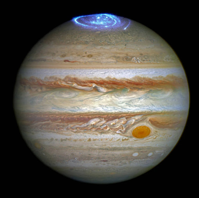 Imagen compuesta de dos observaciones diferentes del Hubble. Las auroras fueron fotografiadas durante una serie de observaciones del espectrógrafo de imágenes del telescopio espacial Hubble con luz ultravioleta lejana que tienen lugar cuando la nave espacial Juno de la NASA se aproxima y entra en órbita alrededor de Júpiter. El disco a todo color de Júpiter en esta imagen fue fotografiado por separado en otro momento por el programa Outer Planet Atmospheres Legacy (OPAL) del Hubble, un proyecto a largo plazo del Hubble que captura anualmente mapas globales de los planetas exteriores. Crédito: NASA, ESA y J. Nichols (Universidad de Leicester).