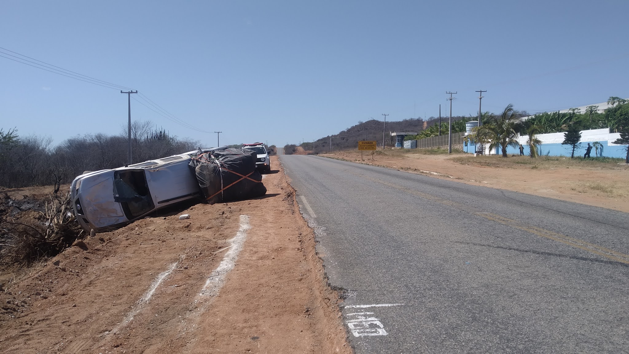 Motorista perde controle e tomba caminhonete na PE-265, em Sertânia