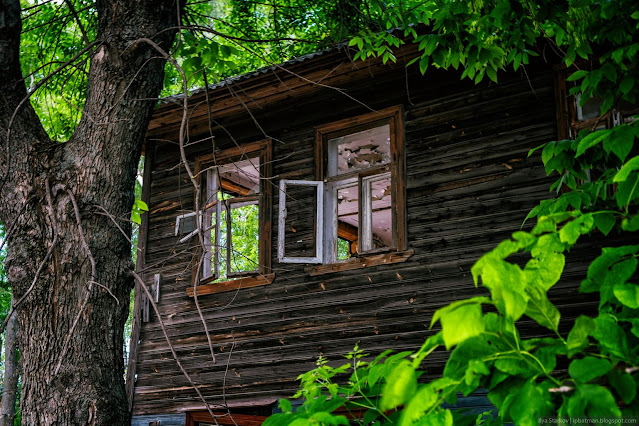 Заброшенный дом с открытыми окнами