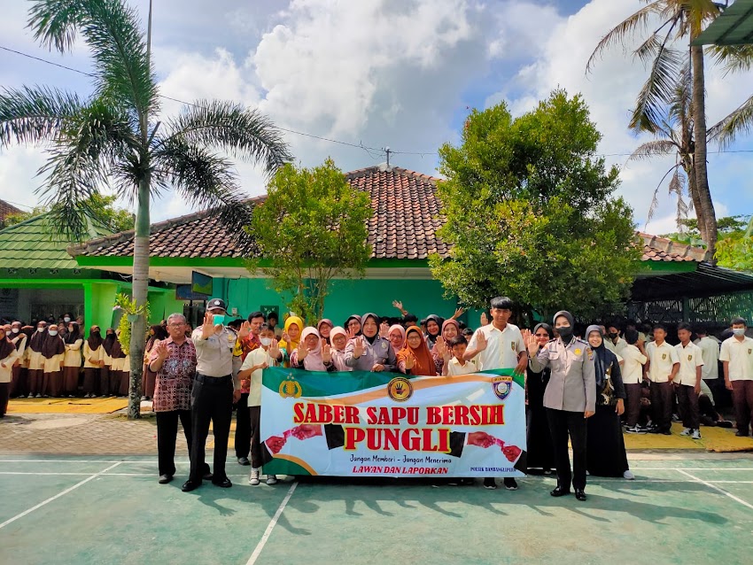 Sosialisasi Lalu lintas Polsek Bambanglipuro pada siswa/i SMP Muhibali