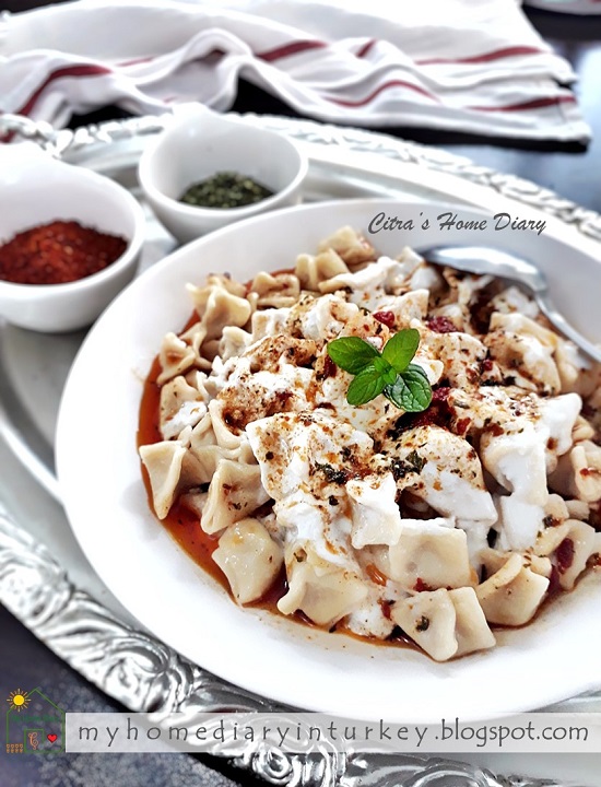 Ev Yapımı Mantı / Turkish Food Recipe; homemade Turkish dumpling (Mantı) | Çitra's Home Diary. #mantıtarifi #evyapımımantı #Turkishmanti #garlicyogurtsauce #resepmasakanturki #traditionalturkishfoodrecipe #maindish #turkishdumpling #manti #turkishravioli #videorecipe #turkishcuisine