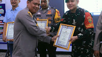 Usai Apel Pagi, Kapolres Lampung Tengah Berikan Penghargaan kepada Personel Berprestasi