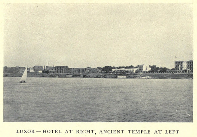 الأقصر، ويظهر الفندق على اليمين، والمعبد القديم على اليسار