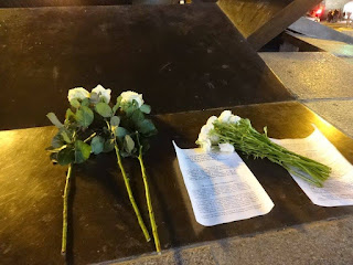 14 rose et le texte rappelant les fait sur la fontaine, place du Québec.